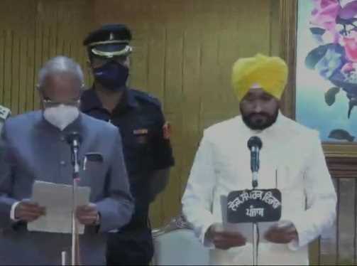 चरणजीत सिंह चन्नी ने ली पंजाब के मुख्यमंत्री पद की शपथ, दो उपमुख्यमंत्री भी बने